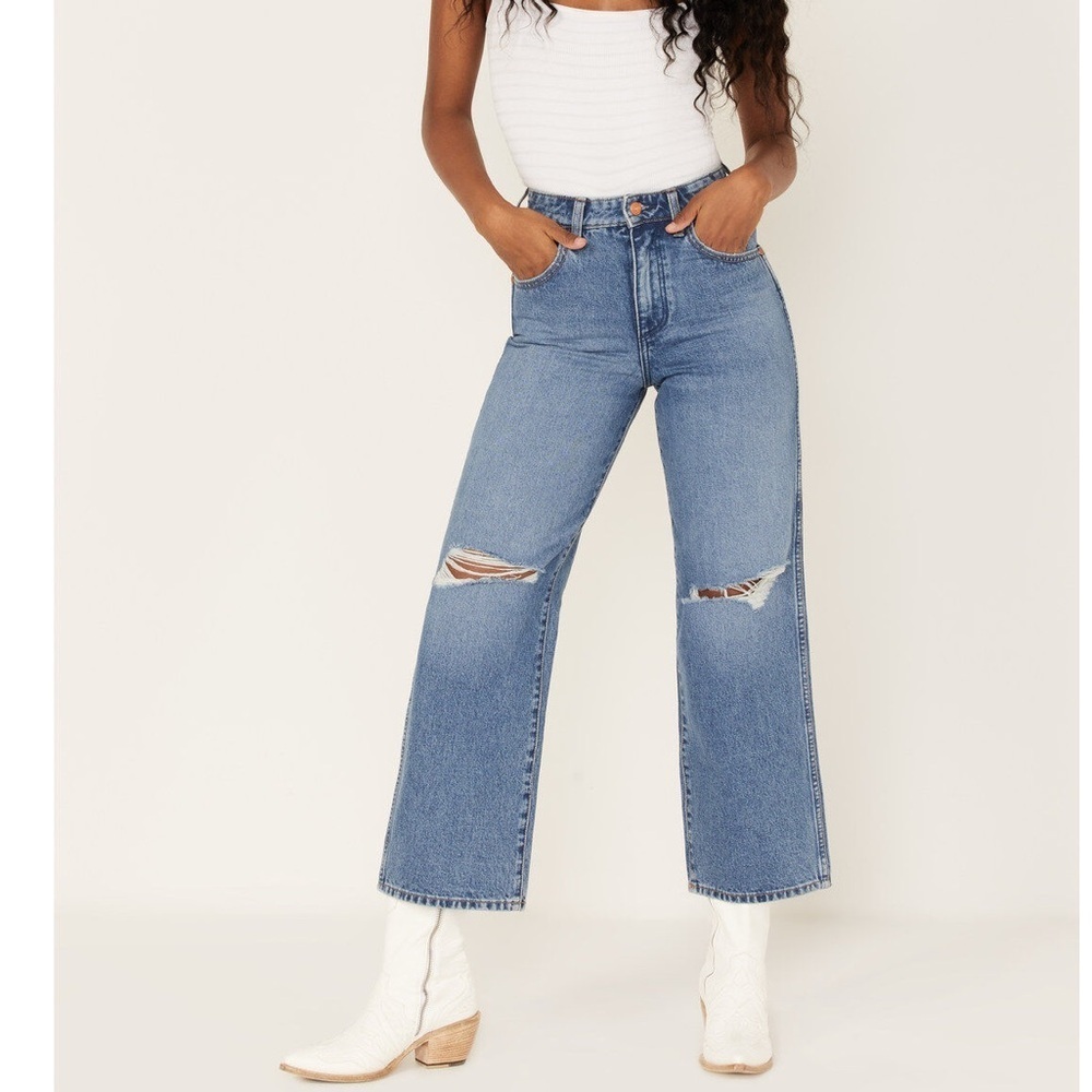 Wrangler Women’s High Rise Relaxed Mom Jeans. Medium Wash. Size 27.